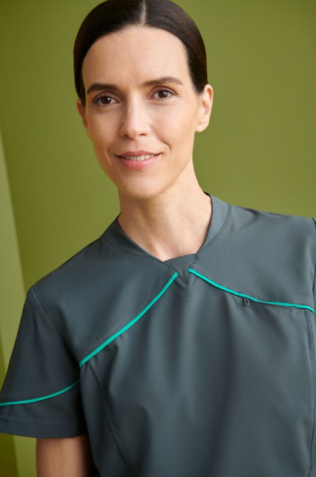 Casaca Sanitaria Cuello V Rib Slim Fit – WORKERS UNIFORMES
