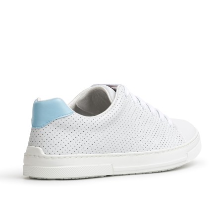 🔹 Características principales  Calzado sanitario tipo zapatilla con cordones Diseño tipo bamba moderno y versátil Corte en micr