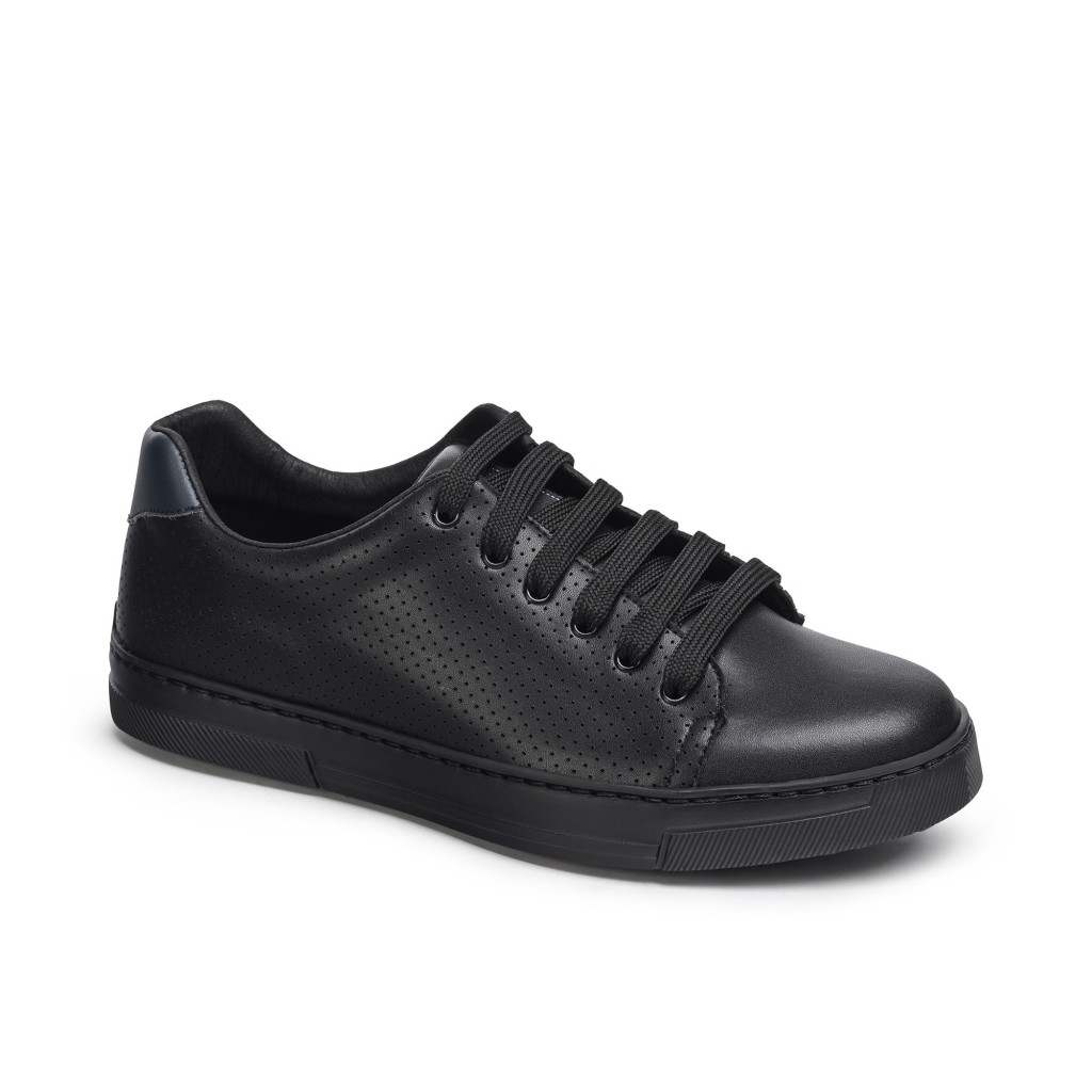 🔹 Características principales  Calzado sanitario tipo zapatilla con cordones Diseño tipo bamba moderno y versátil Corte en micr