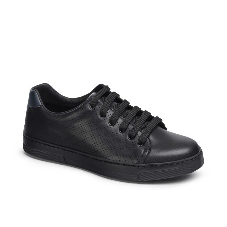 🔹 Características principales  Calzado sanitario tipo zapatilla con cordones Diseño tipo bamba moderno y versátil Corte en micr